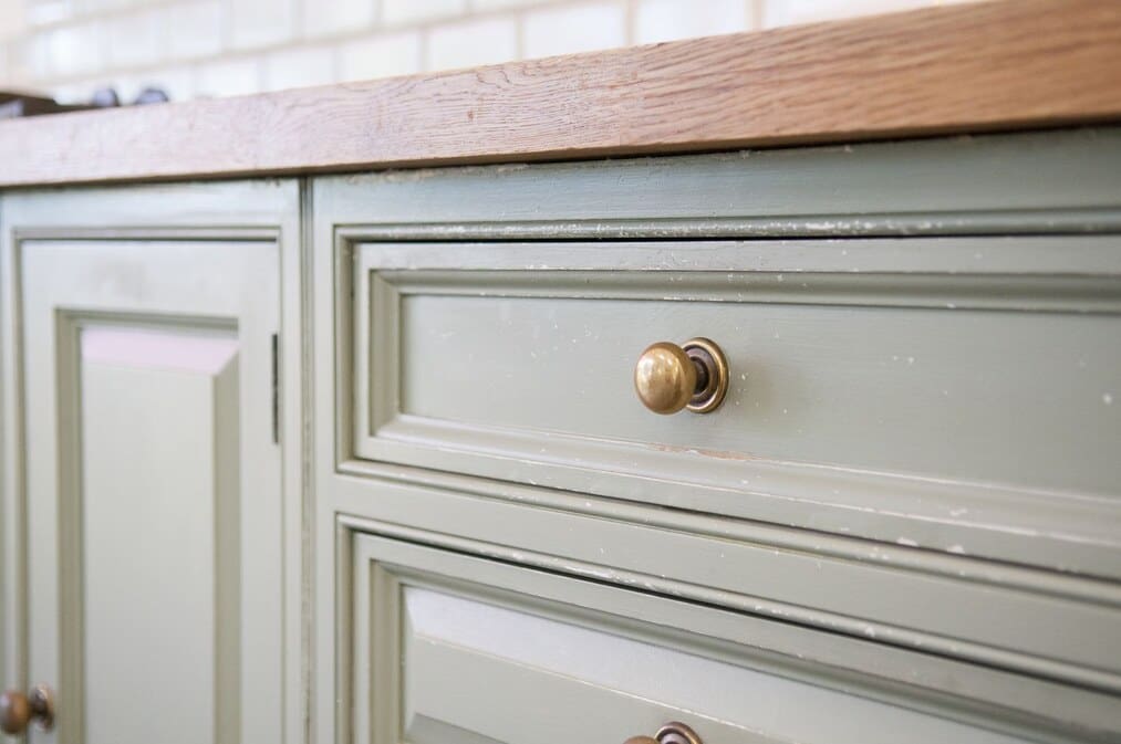 signs you should refinish cabinets instead of replace